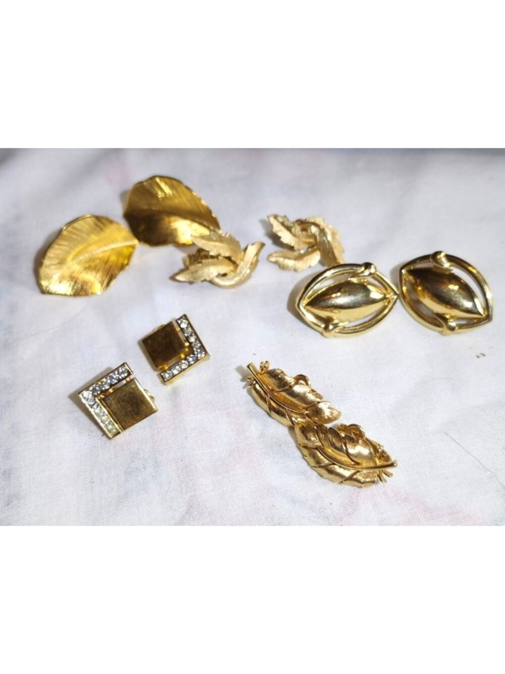 Vintage Gold Tone Crown Trifari Clip-On Earrings 4 Pairs Classic Accessories